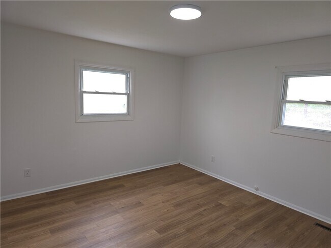 Building Photo - 379 Hollybrook Rd