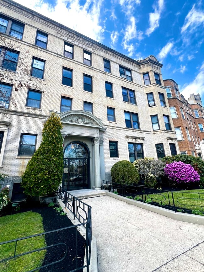 Building Photo - Renovated Top Floor 1-Bed on Park Drive | ...