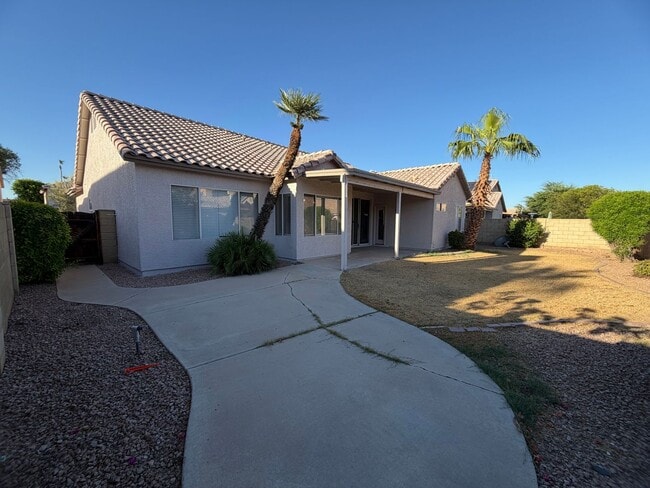 Building Photo - UPDATED BEAUTY IN GARDEN LAKES