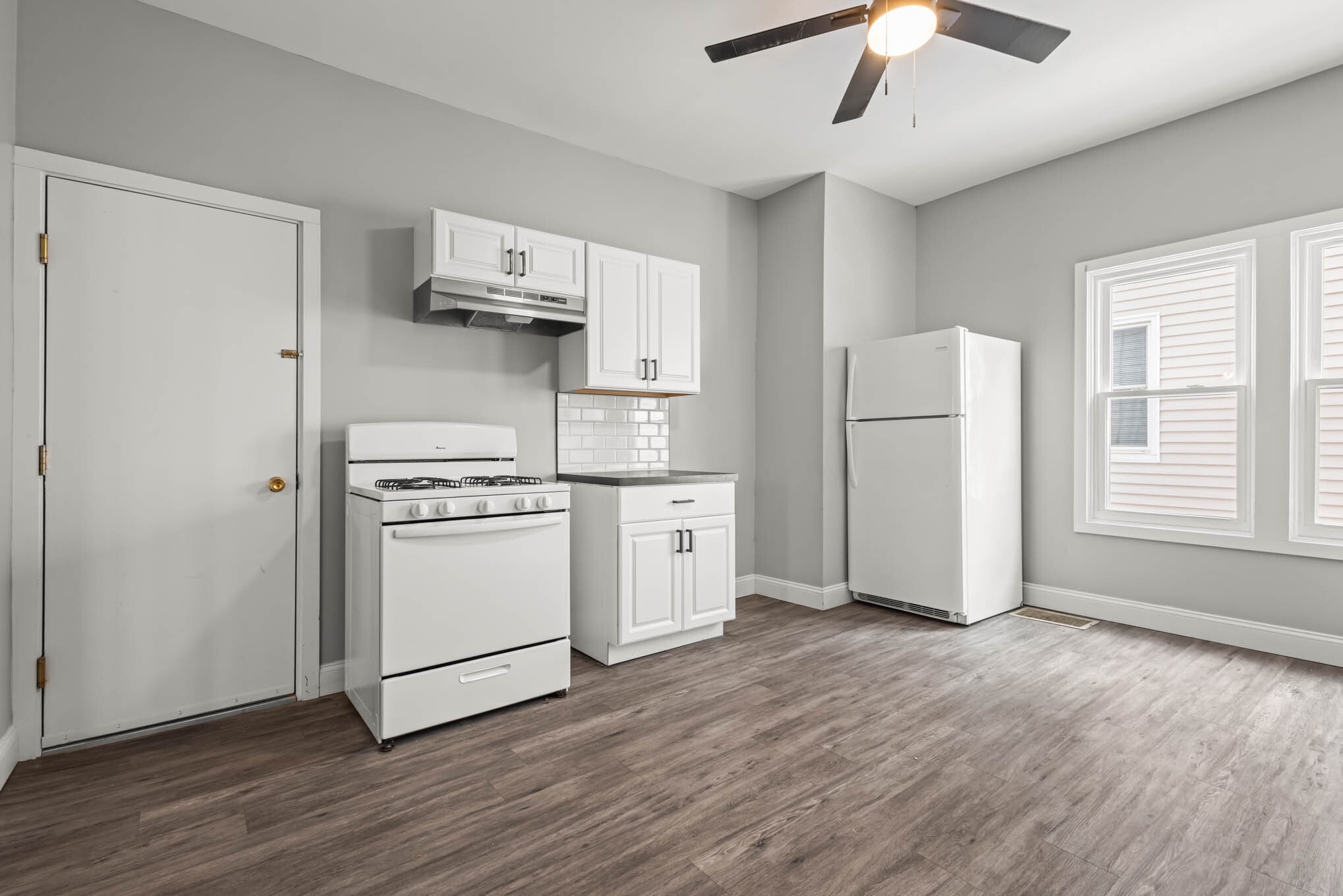 Building Photo - 208 S Swan St