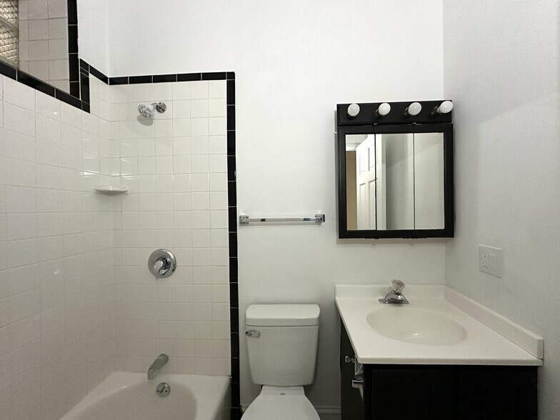 Building Photo - 1358 N Bosworth Ave