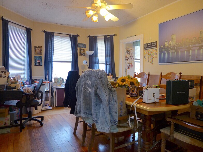Building Photo - 33 Oak Square Ave