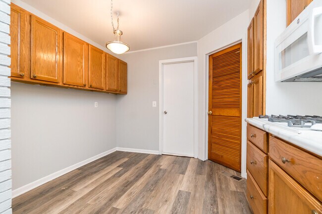 Building Photo - 18248 Farmington Rd