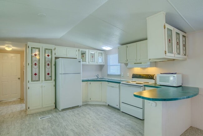 Building Photo - Ocean View 2BR/2BA Home – Updated Bath, St...