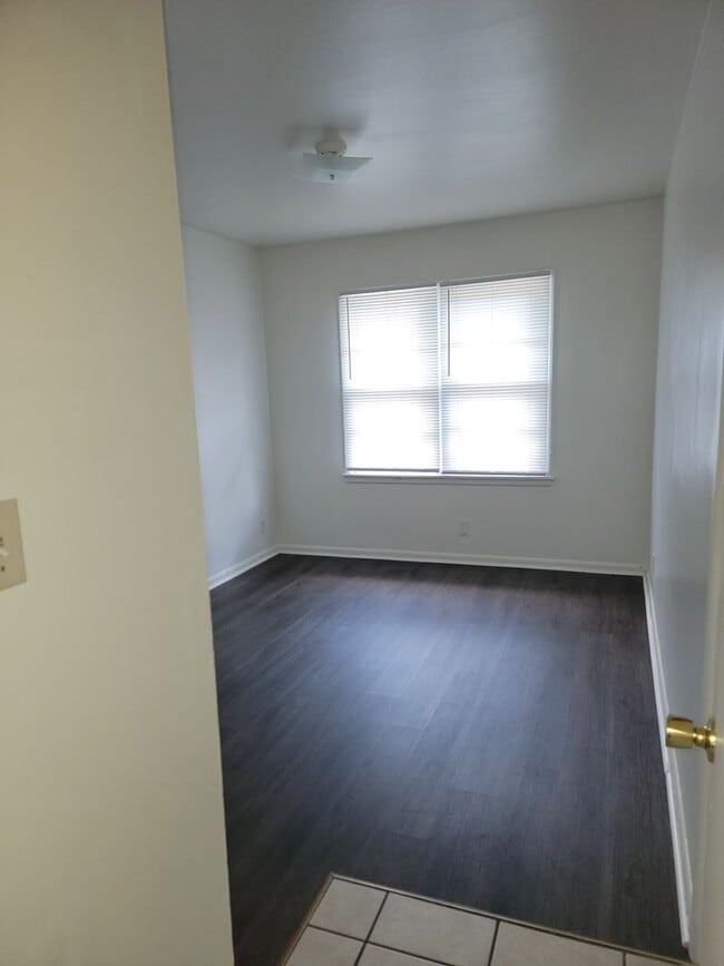 Building Photo - 2BR/1BA Updated Home – Vouchers Welcome!