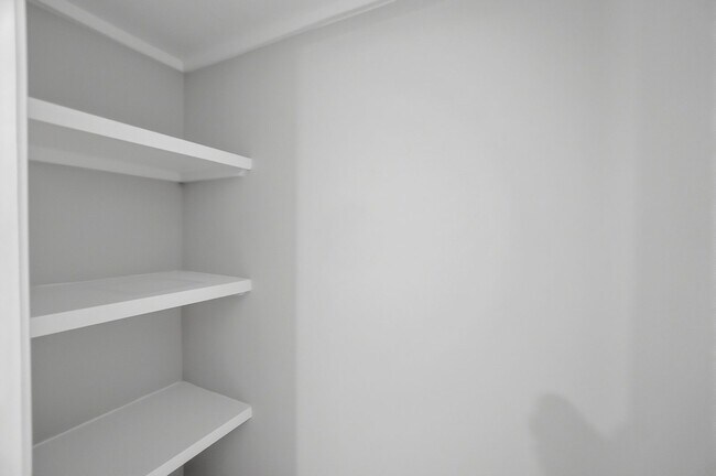 Building Photo - 930 Bond Ave