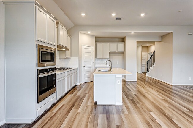 Building Photo - 2165 Woodland Pine Dr