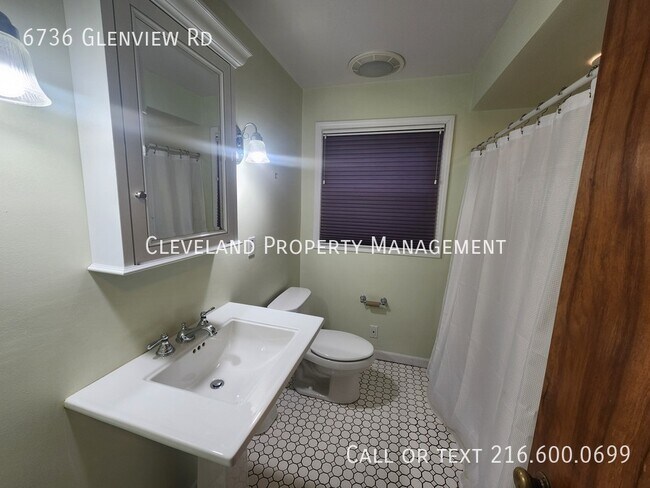 Building Photo - 6736 Glenview Rd