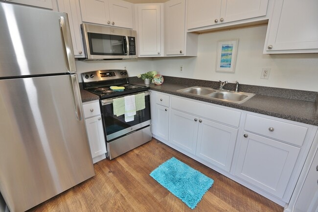 Building Photo - UPDATED & READY 07-14-25! 2-Bedroom 2nd Fl...