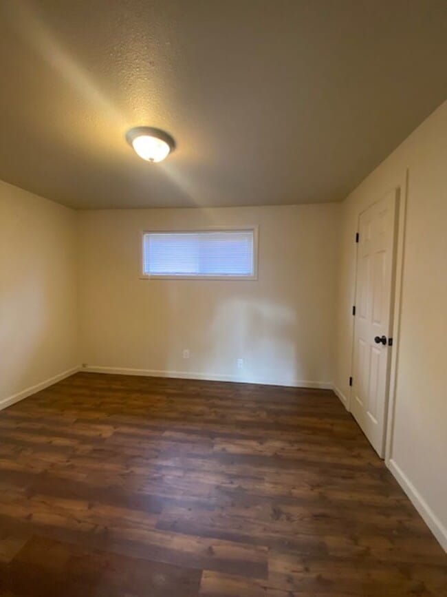 Building Photo - Newly Remodeled 1 Bedroom Apartment!