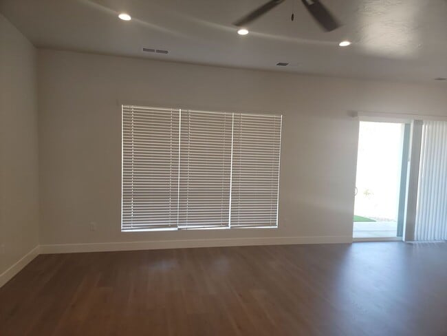 Building Photo - Brand New Stylish 3 Bedroom Home!