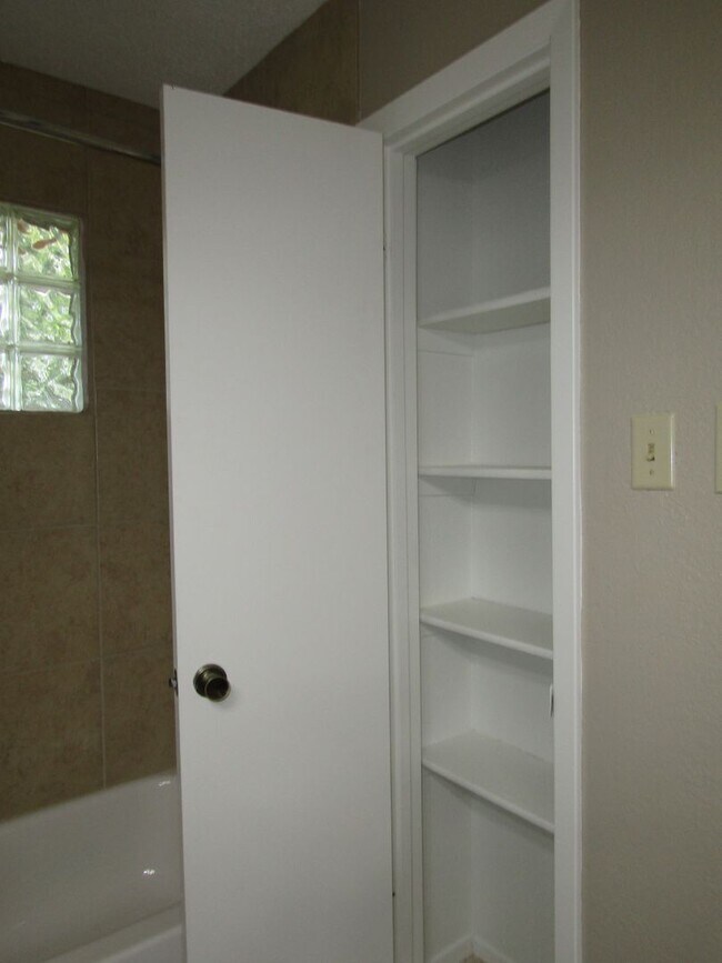 Building Photo - 7612 Islander Dr