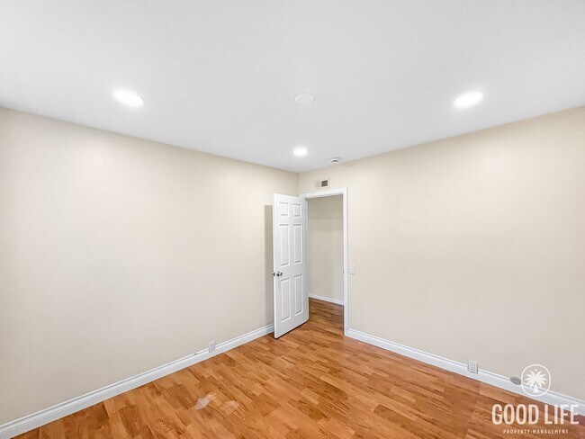 Building Photo - Peaceful and Spacious 3B/3BA condo with La...