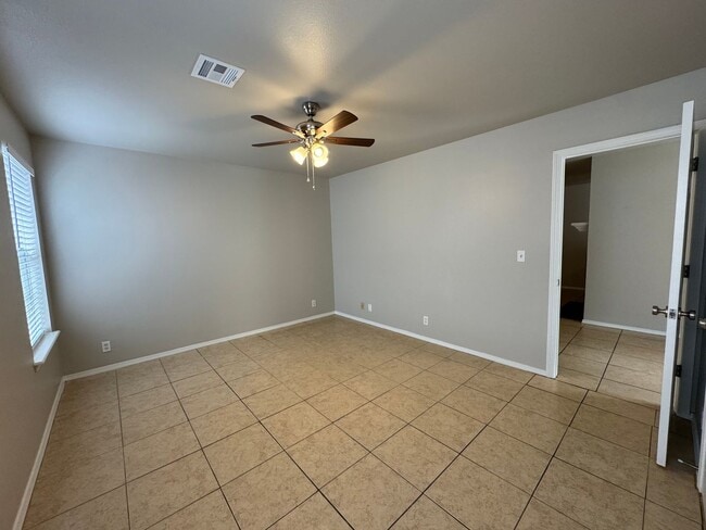 Building Photo - 3 bedroom, 2 bath, 1 car garage.