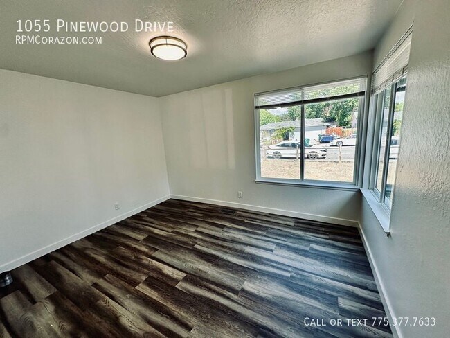 Building Photo - 1055 Pinewood Dr