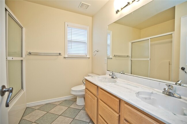 Building Photo - 402 NE Shasta Ct