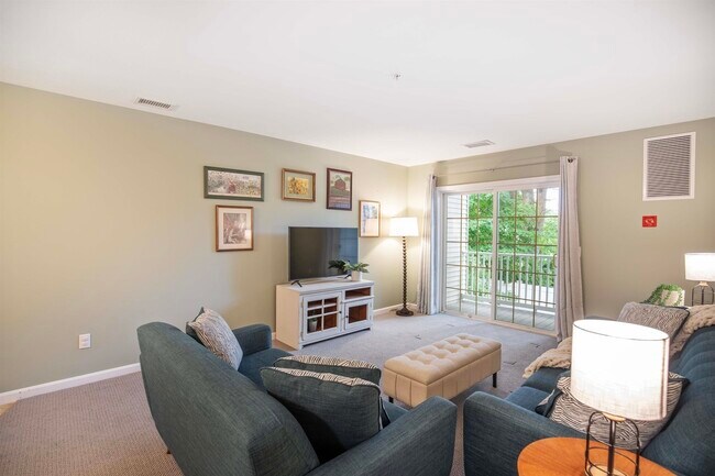 Building Photo - 65 Fordway Extension