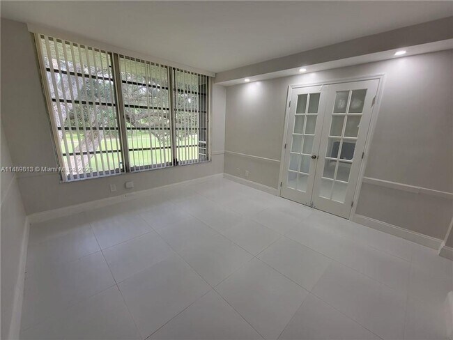 Building Photo - 800 E Cypress Ln