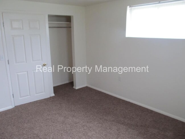Building Photo - A 4 Bed, 2 Bath House, Available in Novemb...