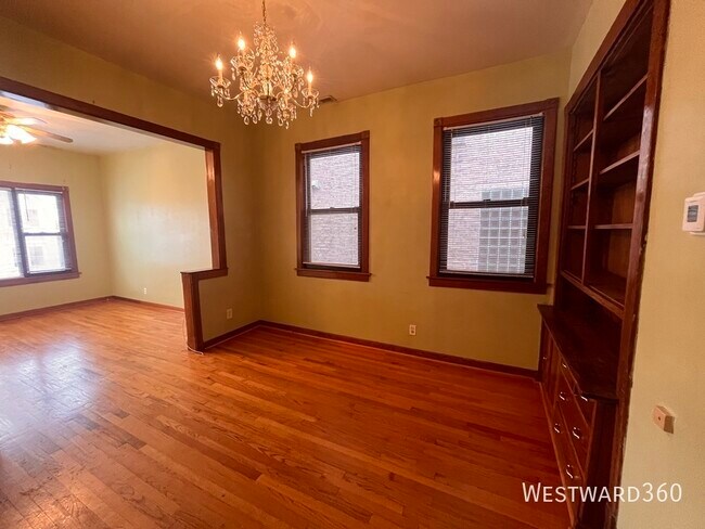 Building Photo - 3110 N Kenmore Ave