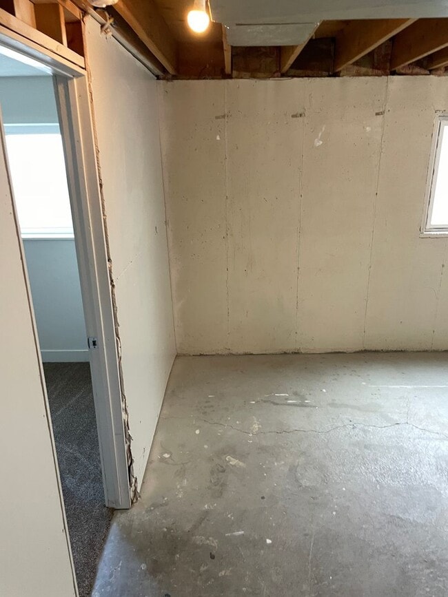 Building Photo - 4 Bedroom 1.5 Bath Twin-Home