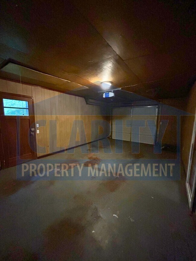 Building Photo - Three bedroom home w/ lots of storage!