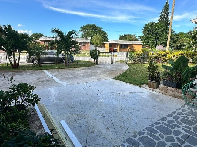 Building Photo - 104 NE 16th Ave