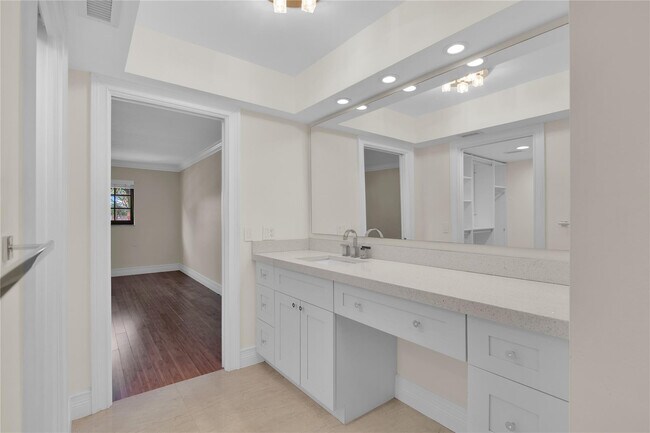 Building Photo - 250 E Royal Palm Rd