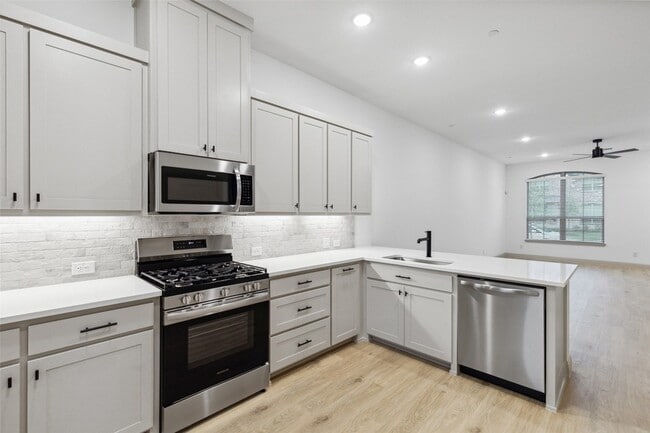 Building Photo - 7043 Granbury Ln
