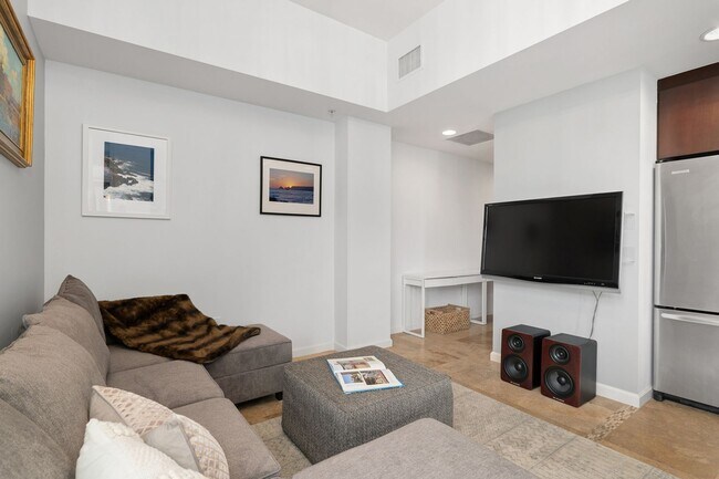Building Photo - Little Italy Fully Furnished 1 Bedroom! Av...