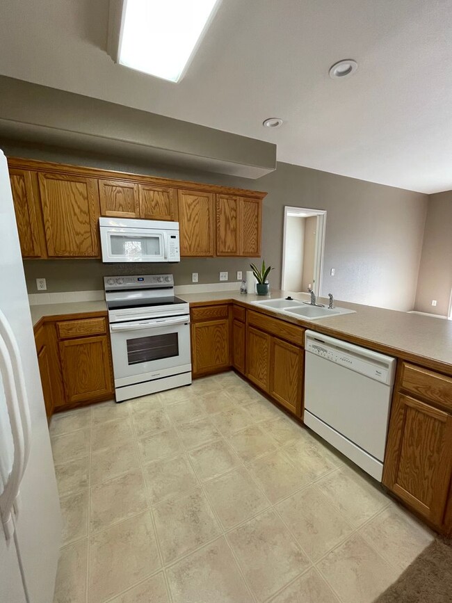 Building Photo - Charming Main Floor Condo in Water Valley