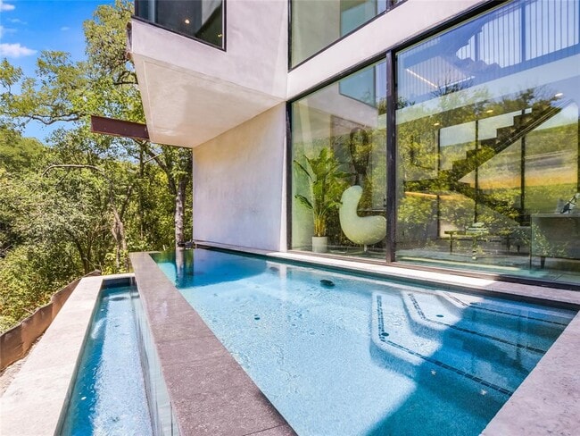 Building Photo - 1111 W 31st St