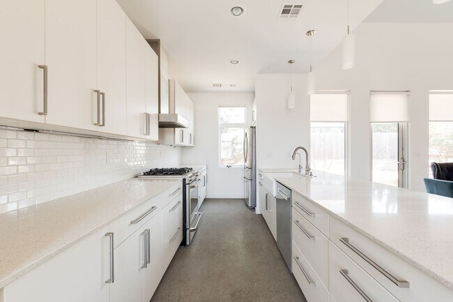 Building Photo - Modern Living + Downtown OKC + 3 bedrooms + 2 Car Garage