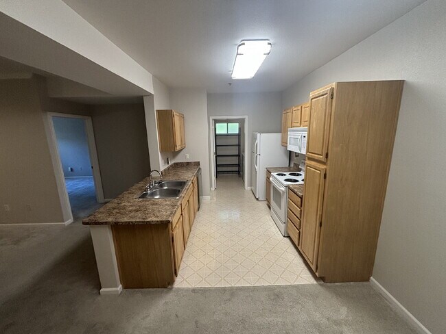 Building Photo - 2 BED 2 BATH CONDO IN GATED COMMUNITY WITH CLUBHOUSE AMENITIES
