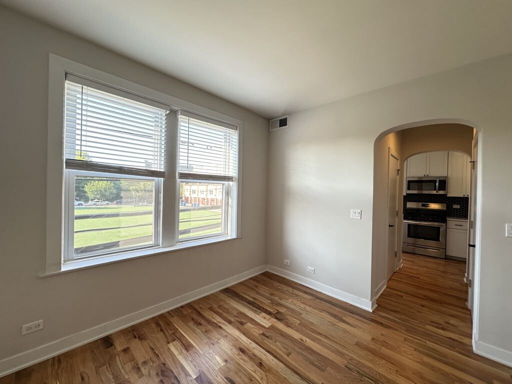 Building Photo - 659 W Wrightwood Ave