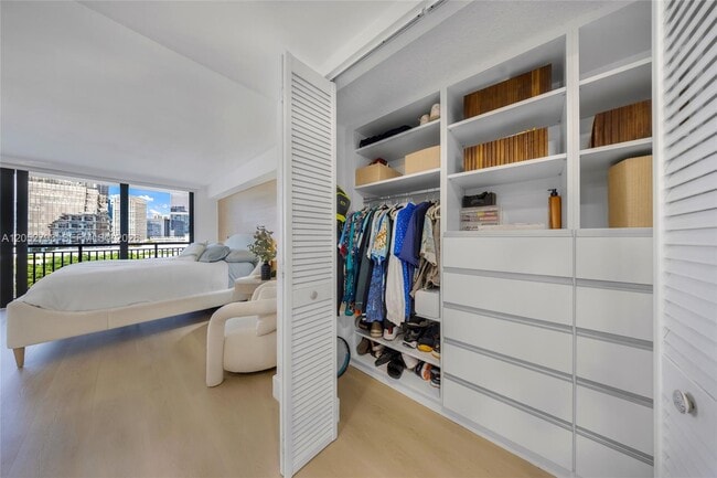 Building Photo - 540 Brickell Key Dr