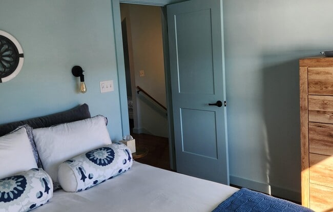 Building Photo - 44 W Shore Rd