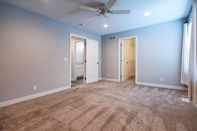 Building Photo - Spacious 2 Bed/2 Bath Condo in Prime Location