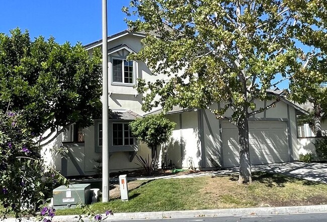 Building Photo - Modern & Gorgeous Private 2 BD / 1 BA Uppe...