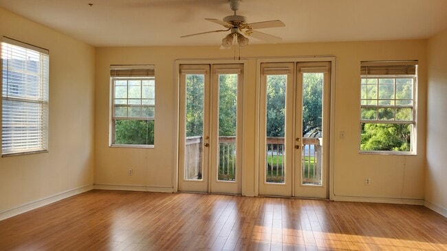 Building Photo - 3013 Pointeview Dr