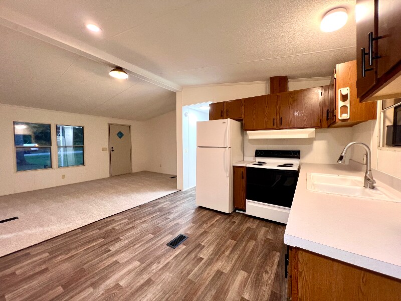 Building Photo - 413 Elm Ln