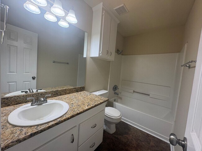 Building Photo - 2012 Red Oak Dr