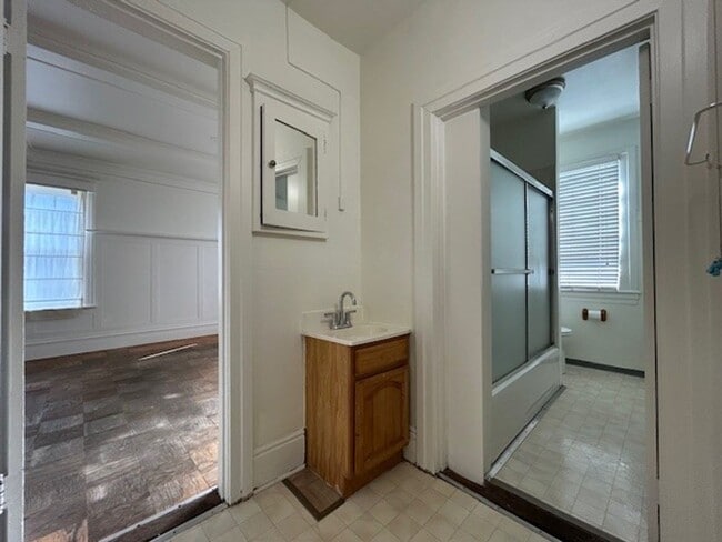 Building Photo - 1 Bed 1 Bath- with Hardwood Floors in Down...