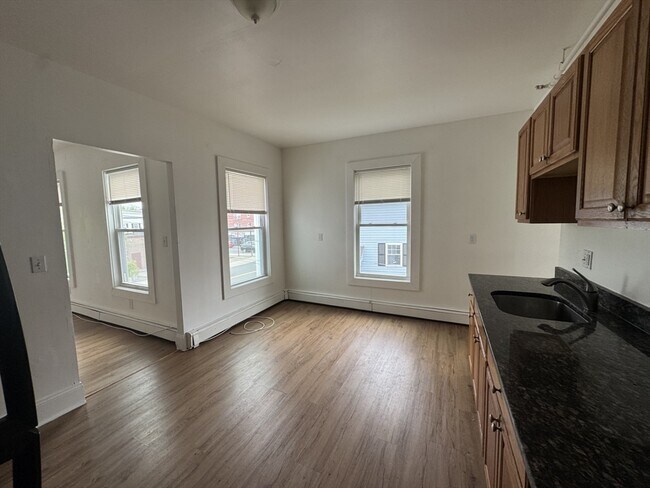 Building Photo - 135 Chestnut St