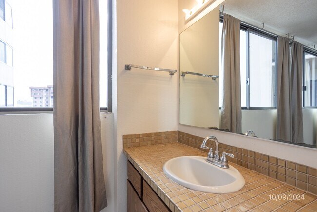 Building Photo - $2,700 / 2br - 2 BED 2 BATH CONDO