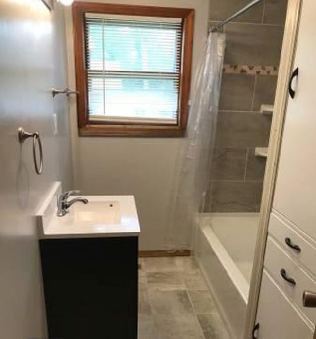 Building Photo - 702 S 4th St