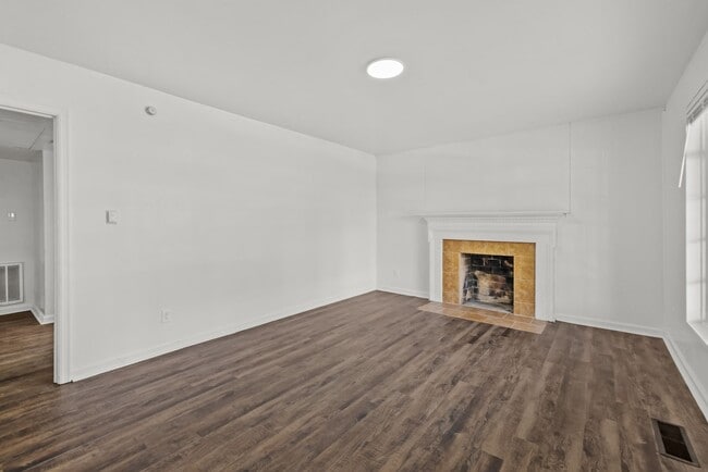 Building Photo - Beautiful 3 Bedroom 2 Bathroom