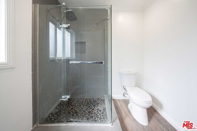 Building Photo - 8432 Glenoaks Blvd