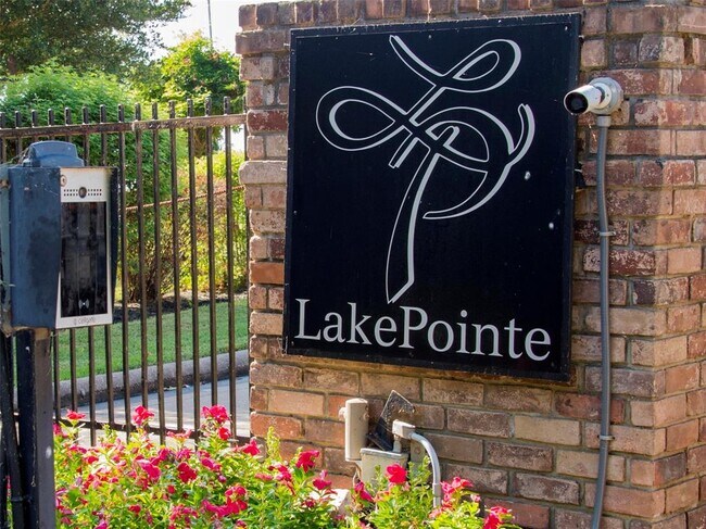 Building Photo - 801 River Rd