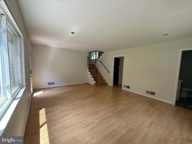 Building Photo - 9209 E Parkhill Dr